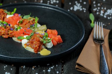  Koyu bir arka planda bir tabak lezzetli sebze, baharat ve otlar. sağlıklı yiyecekler.