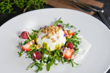 Nane, çilek, yabanmersini, fındık, ahududu ve peynirli salata.