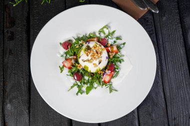 Nane, çilek, yabanmersini, fındık, ahududu ve peynirli salata.