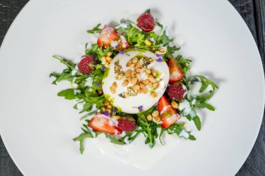 Nane, çilek, yabanmersini, fındık, ahududu ve peynirli salata.