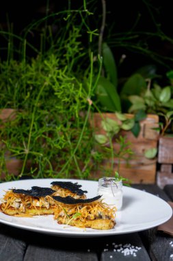 Peynirli, soslu ve sebzeli leziz krepler.