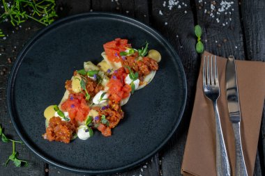  Koyu bir arka planda bir tabak lezzetli sebze, baharat ve otlar. sağlıklı yiyecekler.