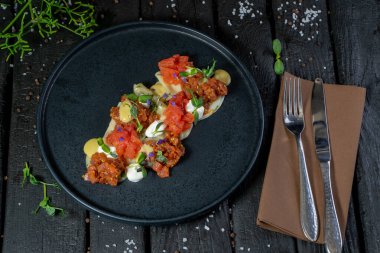  Koyu bir arka planda bir tabak lezzetli sebze, baharat ve otlar. sağlıklı yiyecekler.