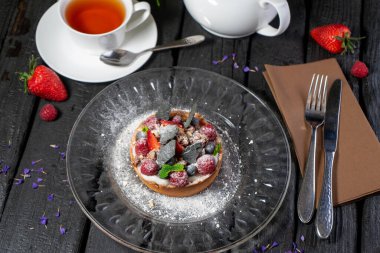 Böğürtlenli tart kek, meyve ve çay arka planda, kapat