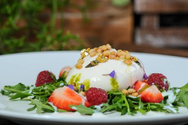 Nane, çilek, yabanmersini, fındık, ahududu ve peynirli salata.