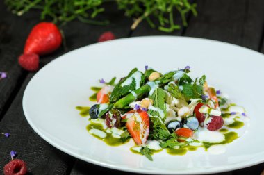 Nane, çilek, böğürtlen ve ahududu salatası.