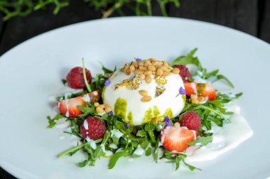 Nane, çilek, yabanmersini, fındık, ahududu ve peynirli salata.