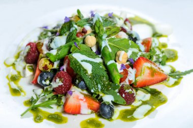 Nane, çilek, böğürtlen ve ahududu salatası.