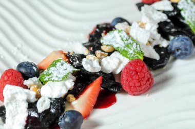 Böğürtlenli tatlı, arka planda meyve, kapat