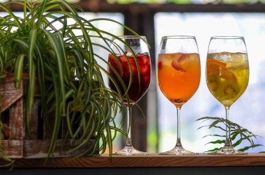 Tahta bir masada bir sürü farklı içki..