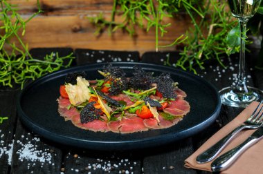 Bitkilerle, baharatlarla ve sebzelerle dilimlenmiş et . 