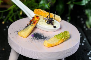 Yakın çekim - lezzetli kızarmış patates ve sos