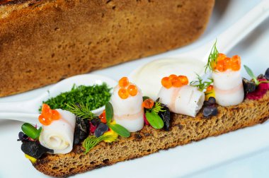  Ekmek tabakta, domuz yağlı sandviç.