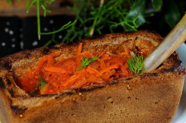 Brea ile servis edilen kırmızı Ukrayna çorbası