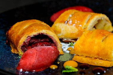 Çilekli dondurmalı taze meyveli turta.