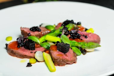 Siyah havyarlı lezzetli sığır carpaccio, yakın plan.