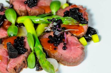 Siyah havyarlı leziz sığır carpaccio, yakın plan.