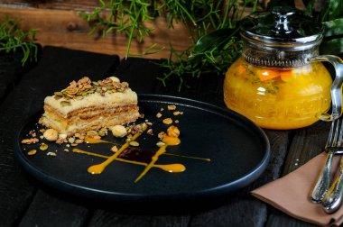 Napolyon tatlısı ve çay.