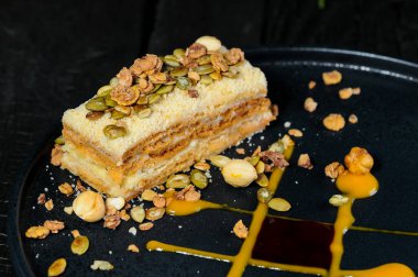 Fındıklı bir parça Napolyon tatlısı. 