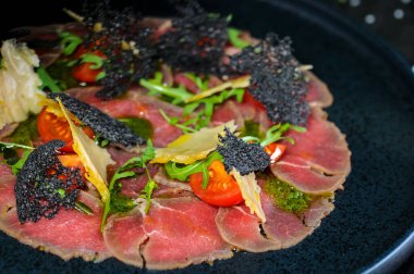 Çiğ taze et, otlar, baharatlar ve sebzeler. yakın - yakın görünüm.