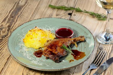 Tabakta ızgara tavuk budu, kapat.