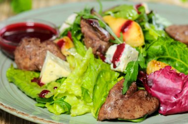 Taze sebzeli ızgara biftek salata ve peynir.