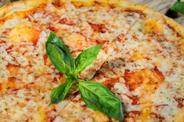 İtalyan pizzası servis edilir, yakın çekim.