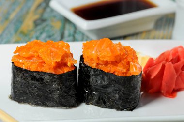 Baharatlı suşi sarması. Maki soya soslu ve wasabi soslu.