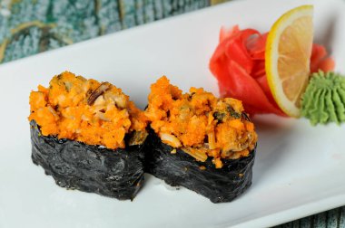 Baharatlı suşi sarması. Maki wasabi ile yuvarlanıyor.
