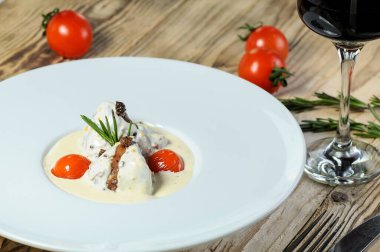 Soslu ızgara et, domates ve şarap.