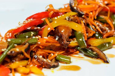 Beyaz tabakta lezzetli patlıcan salatası.