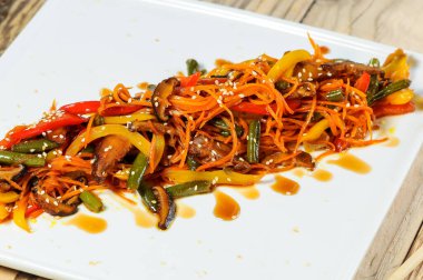 Beyaz tabakta lezzetli patlıcan salatası.