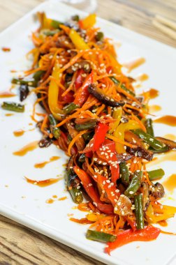 Beyaz tabakta lezzetli patlıcan salatası.