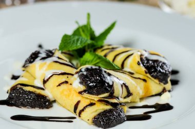 Süzme peynirli ve yaban mersini reçelli lezzetli krepler.