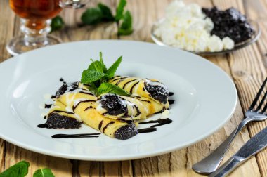 Süzme peynirli ve yaban mersini reçelli lezzetli krepler.