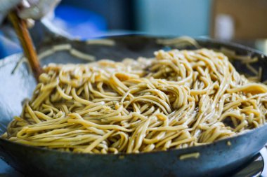 Mutfakta tavada erişte, kapat.