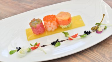 Tabaktaki farklı taze balık türleri.