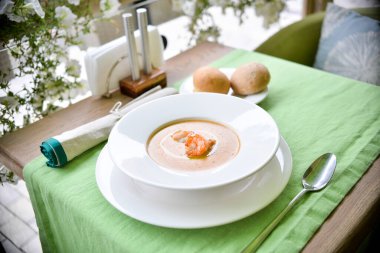 Karidesli kremalı çorba ve çiçekli çörekler.