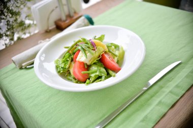 Tabağında salata ve domatesli lezzetli salata.