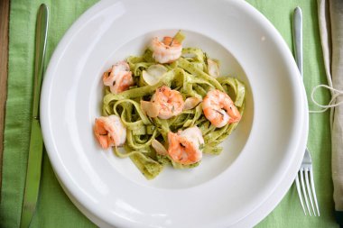 Arka planda karidesli makarna. Yakın plan.