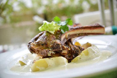 Patatesli ızgara pirzola ve sos.