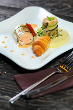 Kızarmış somon, salatalık, patates püresi ve kruvasan.