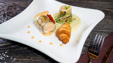 Salatalıklı somon, patates püresi, kruvasan ve bıçaklı çatal.