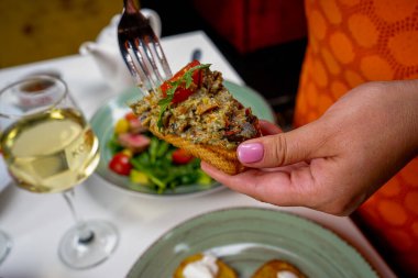 Patatesli krep, ızgara patlıcan ve ton balıklı avokado salatası ve şarap.