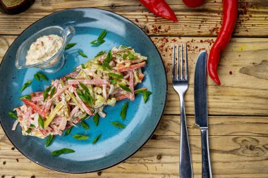  Jambonlu taze salata, soğan, salatalık ve olivier. 