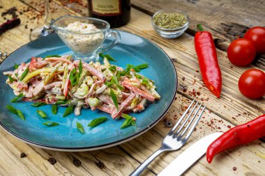  Jambonlu taze salata, soğan, salatalık, domates, biber ve şarap.