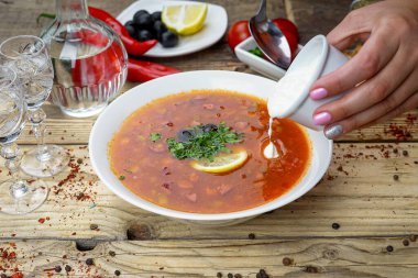 Geleneksel Ukrayna Ulusal Çorbası ile el ele domates çorbası