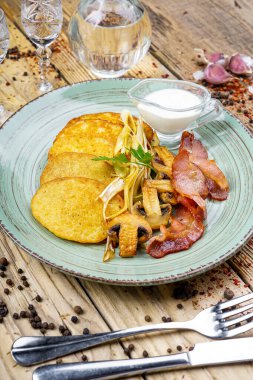 Lezzetli kızarmış pastırma, patatesli gözleme ve votkalı mantar.