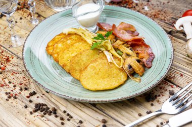 Lezzetli kızarmış pastırma, patatesli gözleme ve mantar.