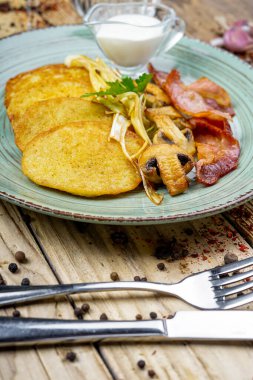 Lezzetli kızarmış pastırma, patatesli gözleme ve mantar.